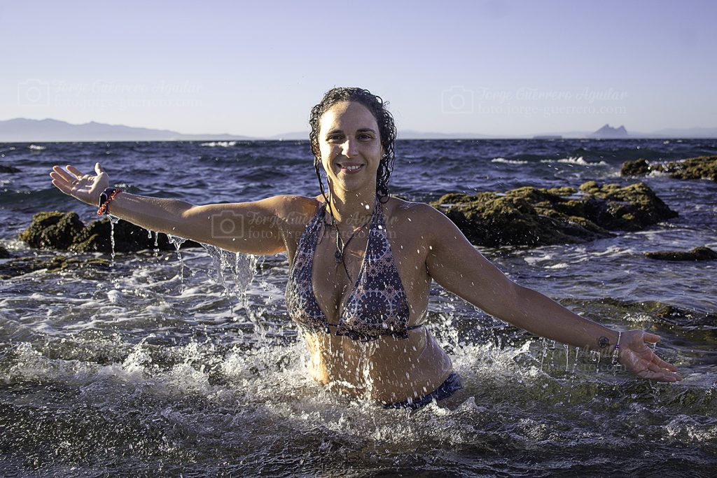 Meryem de espaldas. Sesión de Playa. Septiembre del 2021.
