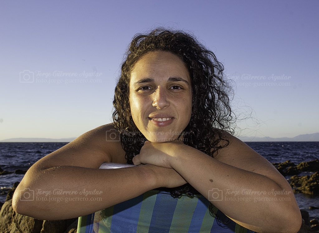 Meryem de espaldas. Sesión de Playa. Septiembre del 2021.