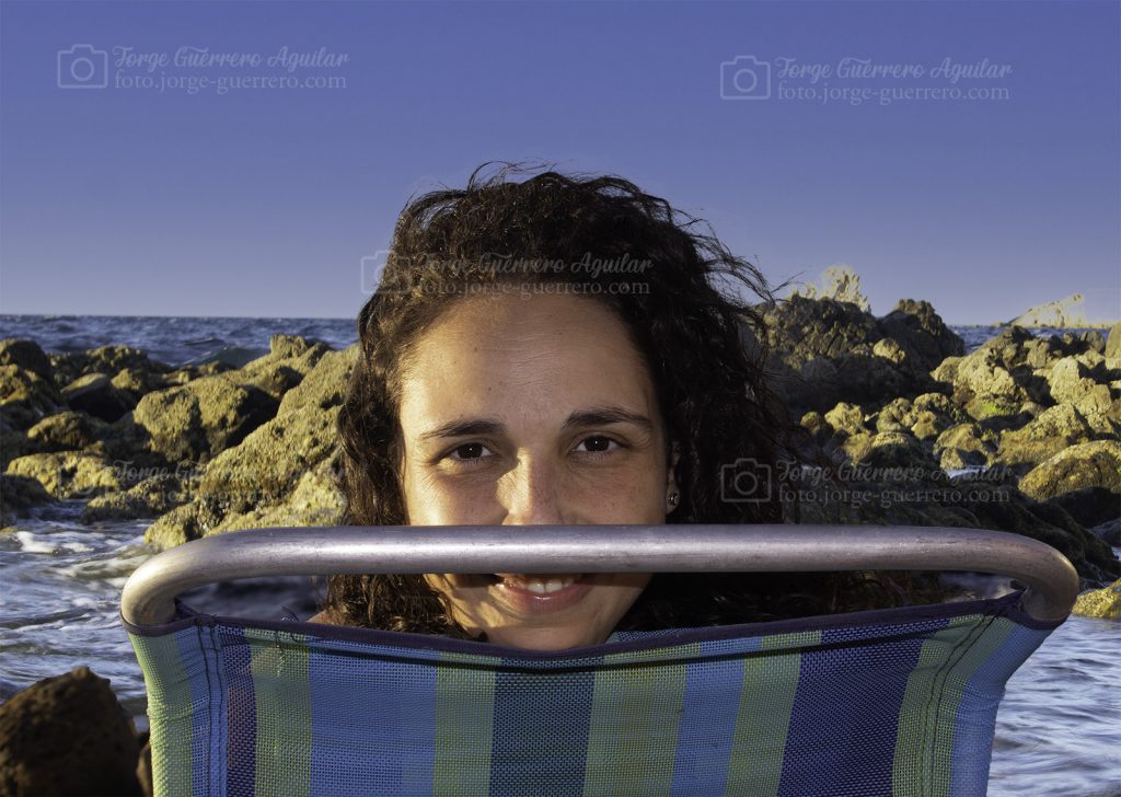 Meryem de espaldas. Sesión de Playa. Septiembre del 2021.