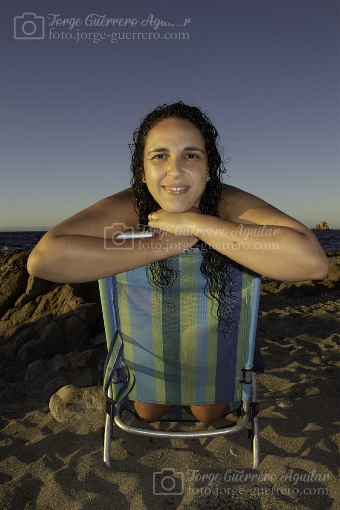 Meryem de espaldas. Sesión de Playa. Septiembre del 2021.