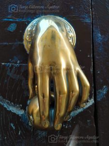 Llamador de puerta de bronce. Galicia, España. Julio del 2021.