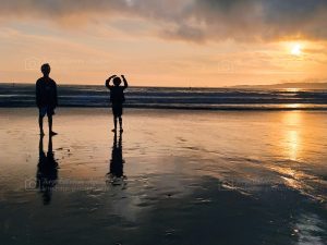 Niños en la playa. Galicia, España. Julio del 2021.