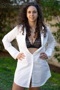 Meryem balconet negro y camisa blanca. Marbesa. Diciembre del 2021.