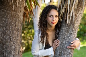 Meryem balconet negro y camisa blanca. Marbesa. Diciembre del 2021.