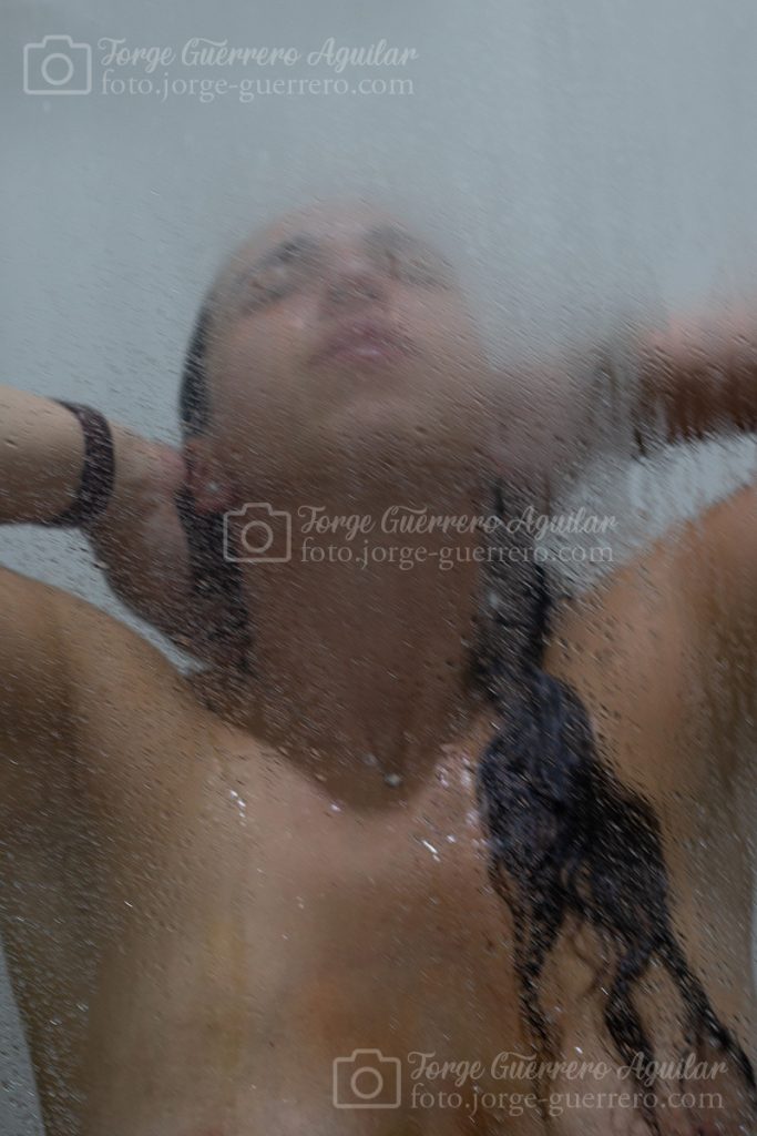 Meryem. Agua. Blanco y negro.