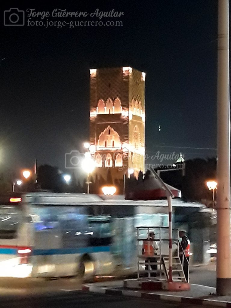 Policías dirigiendo el tráfico en las inmediaciones de la Torre Hassan en Rabat.