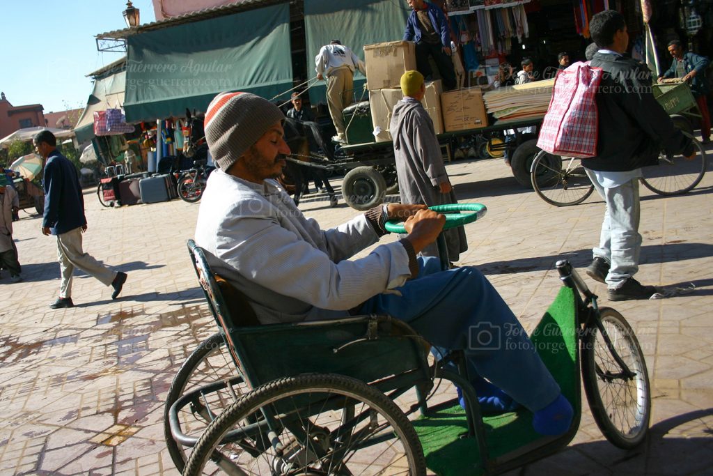 Discapacitado en la Plaza de Jamaa el Fna, Marrakech.