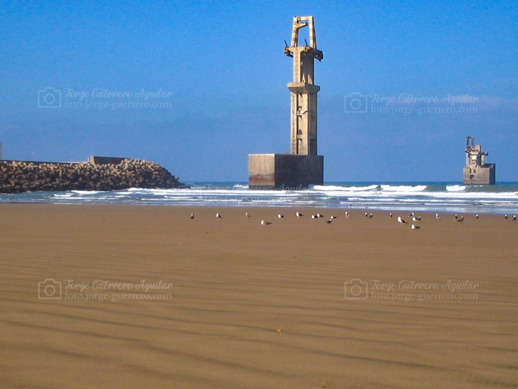 Restos del teleférico en la playa de Sidi Ifni.