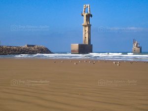 Restos del teleférico en la playa de Sidi Ifni.