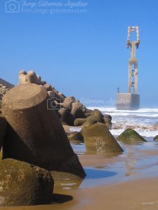 Restos del teleférico en la playa de Sidi Ifni.