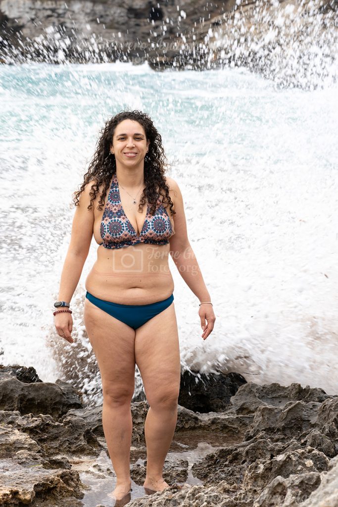 Día de olas en la Cala de la Turqueta