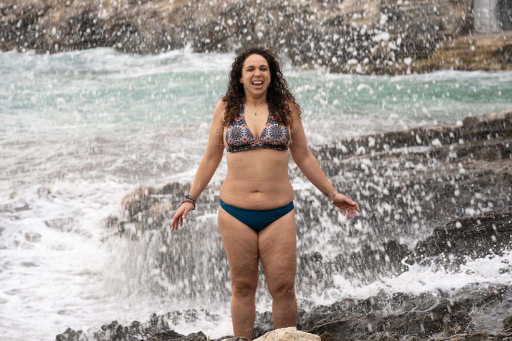 Día de olas en la Cala de la Turqueta