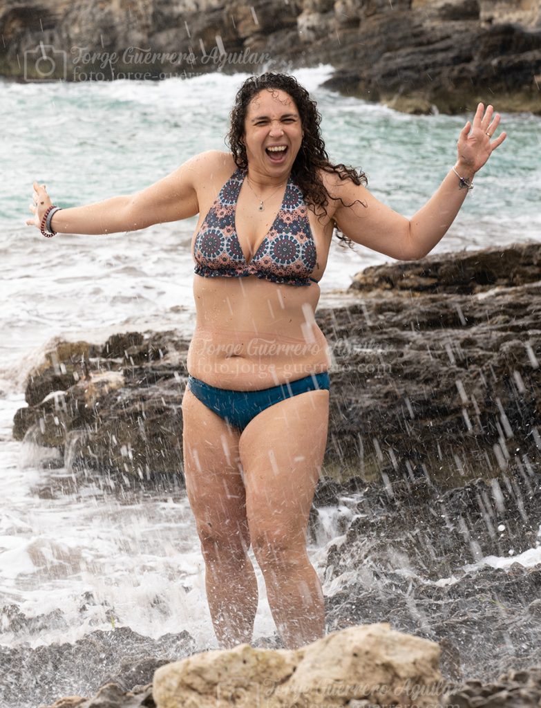 Día de olas en la Cala de la Turqueta